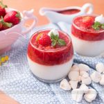 Manjar de Copinho com Calda de Morango