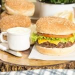 Hambúrguer de Carne com Maionese Verde