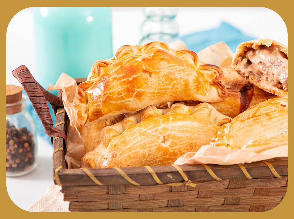 foto ilustrativa com uma cestinha com pastel de forno bem douradinhos com recheio de strogonoff ou empanadas argentinas